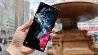 동상 앞에서 들고 있는 Samsung Galaxy S22 Ultra