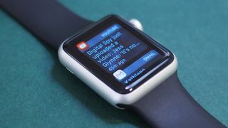 알림을 표시하는 Apple Watch