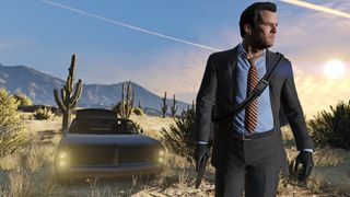 GTA 5 돈: 뒤에 사막에 주차된 차와 함께 총을 들고 있는 마이클