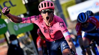 EF Education First Pro Cycling의 덴마크 Magnus Cort가 제79회 파리-니스 사이클링 레이스의 8번째이자 마지막 스테이지에서 우승을 차지하기 위해 결승선을 통과하며 환호하고 있습니다.