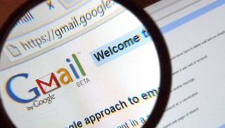 돋보기 아래 컴퓨터 화면의 Gmail 로고