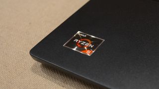 Lenovo Thinkpad C13 Yoga Chromebook의 키보드 데크에 있는 AMD Ryzen 5 스티커