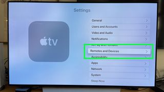 리모컨 및 기기는 Apple TV 설정 앱에서 강조 표시됩니다.