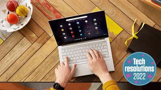 구석에 TechRadar Tech Resolutions 2022 배지가 있는 Asus Chromebook을 사용하는 사람