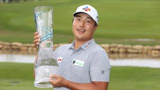 AT&T Byron Nelson 트로피를 들고 있는 골퍼 Lee KH