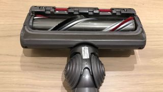 Dyson V11 청소기의 브러시 롤