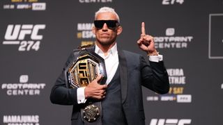 UFC 챔피언십 벨트와 함께 포즈를 취하는 찰스 올리베이라