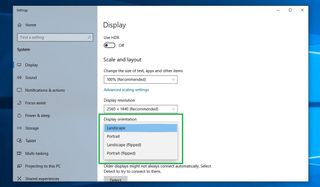 Windows 10에서 화면을 회전하는 방법 2단계: 디스플레이 방향까지 아래로 스크롤하고 드롭다운 목록에서 방향을 선택합니다.