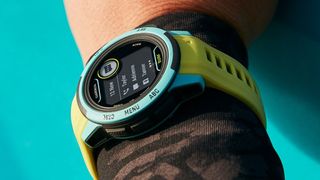 Garmin Instinct 2S Surf Edition을 착용한 여성용 손목