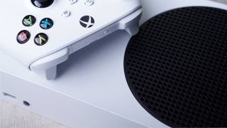 Xbox Series X 콘솔 및 컨트롤러 클로즈업