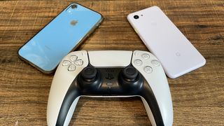 iPhone 및 Google Pixel 옆에 있는 DualSense 컨트롤러