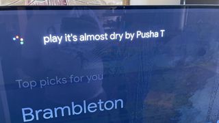 Chromecast with Google TV의 Apple Music에서 "Pusha T의 Play it's Almost dry" 재생