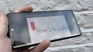 Android 스마트폰에서 Adobe Sign 및 채우기에 서명으로 작성된 "Tom's Guide"