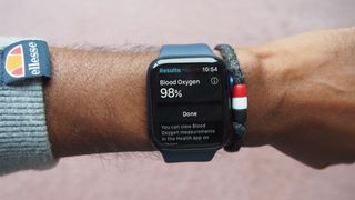 Blood Oxygen 앱을 보여주는 남성 손목의 Apple Watch 6