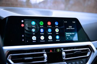 waze, spotify 및 youtube 음악을 포함한 앱이 있는 Android Auto 화면