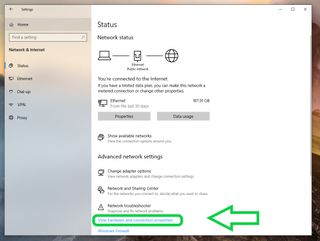 하드웨어 및 연결 속성 보기 링크가 강조 표시된 Windows 10 네트워크 및 설정 메뉴