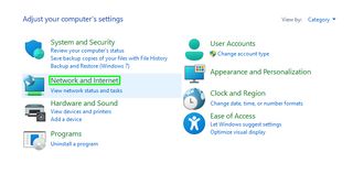 Windows 11에서 Wi-Fi 암호를 확인하는 방법을 보여주는 "네트워크 및 인터넷"이 강조 표시된 Windows 11 제어판