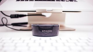 Unsplash에서 Piotr Cichosz가 Alexa와 Amazon echo dot을 찍은 사진