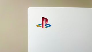 오리지널 PlayStation 로고 데칼이 있는 PS5 콘솔