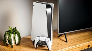 TV 옆 테이블 위의 Sony PS5