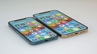 화면이 켜진 상태로 눕혀진 iPhone 12 Pro 및 iPhone 12 Pro Max