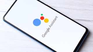 스마트폰 화면의 Google 어시스턴트 로고