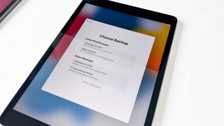 사용할 iCloud 백업을 묻는 iPad