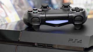 PS4 콘솔 위에 놓인 DualShock 4 컨트롤러