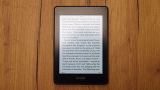 Kindle Paperwhite가 나무 테이블에 놓여 있습니다.