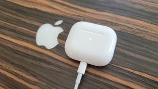 Lightning 충전 케이블에 연결된 Apple AirPods 3