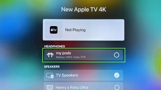 녹색 상자는 Apple TV의 AirPlay 2 창에서 AirPods 옵션을 강조 표시합니다.