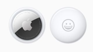 Apple AirTag의 뒷면과 앞면