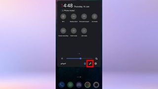 Android 휴대폰의 빠른 설정 메뉴 스크린샷.  빠른 설정 메뉴의 연필 아이콘이 강조 표시됩니다.