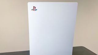 오리지널 PlayStation 로고 데칼이 있는 PS5 콘솔