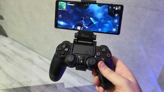 전화 스탠드를 통해 연결된 전화가 있는 DualShock 4 컨트롤러