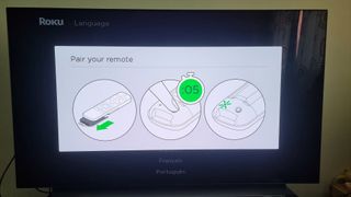 Roku Remote 페어링 화면을 표시하는 LG CX 4K OLED TV