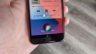 Siri로 AirPods 소리를 크게 만드는 방법 1단계: 재생 중에 "Hey Siri"라고 말한 다음 "볼륨 크게"라고 말합니다.