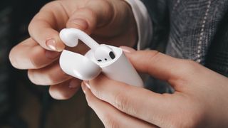 충전 케이스에서 제거되는 Apple AirPod