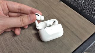 AirPods 소리 크게 만드는 방법 - 볼륨 보정 1단계: AirPods 연결