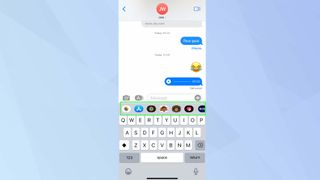 iMessage 앱 토글을 보여주는 iOS 메시지 앱의 스크린샷