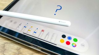 Notes 앱이 열려 있고 화면에 물음표가 그려진 iPad Pro에 놓인 2세대 Apple Pencil