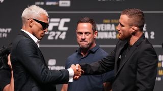 UFC 274 기자회견에서 악수하는 찰스 올리베이라와 저스틴 게이치
