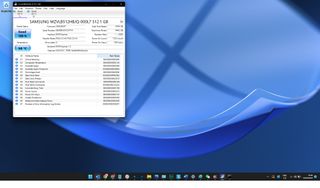 디스플레이에 Crystaldisk Info 앱이 있는 Windows 11