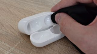 AirPods 케이스 청소 방법: 케이스 내부를 마른 천으로 접어서 청소합니다.