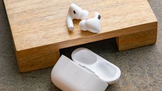 나무 표면의 Apple AirPods Pro