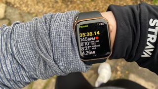 실행 통계를 보여주는 Apple Watch 6 사진