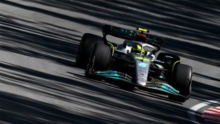 F1 영국 GP 라이브 스트림에서 경주하는 메르세데스의 루이스 해밀턴