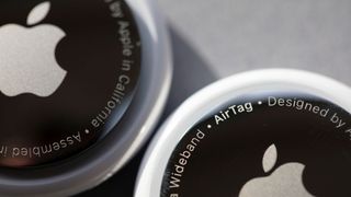 Apple 로고가 부분적으로 보이는 두 개의 Apple AirTag의 클로즈업 보기.