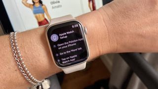 Peloton에 연결된 Apple Watch 7의 사진