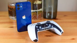 PS5 DualSense 및 iPhone 12